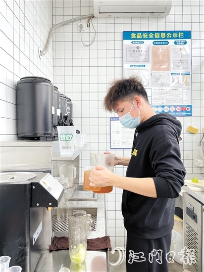 茶飲店工作人員加班加點(diǎn)制作茶飲。