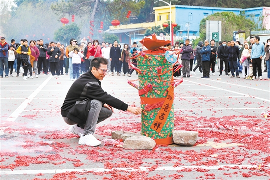 “燒花炮”鬧元宵是棠下鎮(zhèn)傳統(tǒng)民間習(xí)俗。