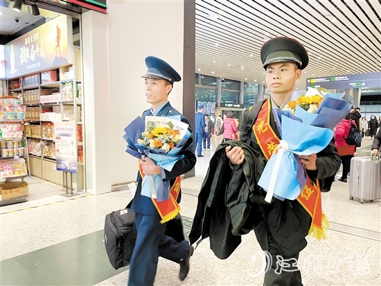 巧合的是，馮伙林（左）、吳永源乘坐了同一班飛機(jī)，更巧的是，他們相鄰而坐。