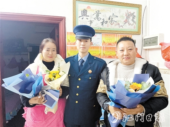 袁鑫灃“突然回家”，給家人一個(gè)驚喜。