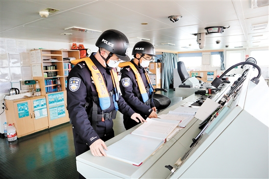 民警檢查船舶日志。