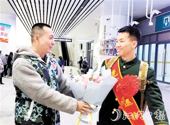 為退役軍人送上鮮花，歡迎他們返鄉(xiāng)。