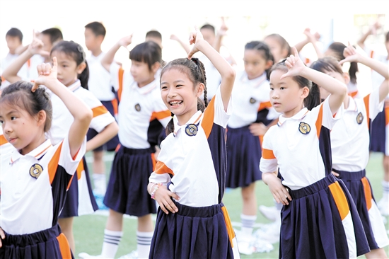江海學(xué)子神采奕奕，朝氣蓬勃。