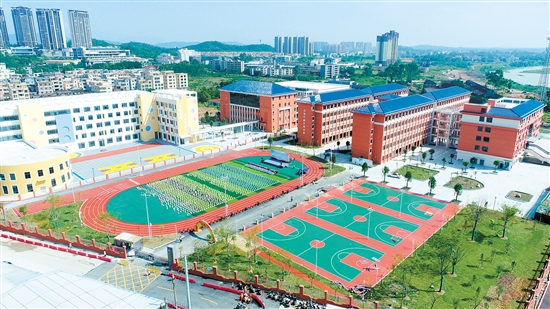加大投入力度，深化綜合改革，為省基礎(chǔ)教育高質(zhì)量發(fā)展示范區(qū)的驗(yàn)收做足準(zhǔn)備。圖為恩平市實(shí)驗(yàn)小學(xué)