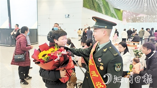 退役軍人見到了久違的家人。
