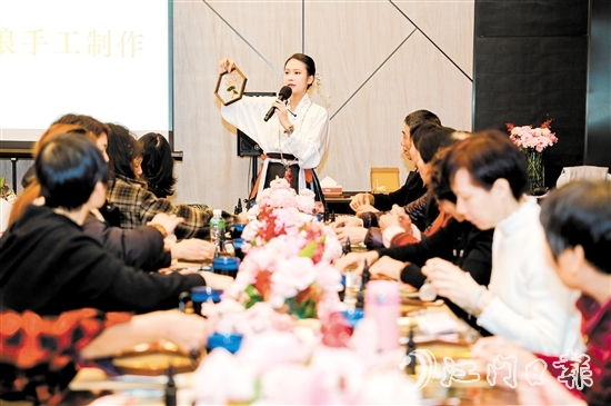 江門農(nóng)商銀行舉辦“花漾女神，如悅春風(fēng)”邑興高端客戶嶺南風(fēng)韻臻享之旅活動。
