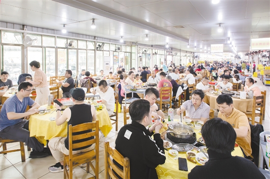 棠下鎮(zhèn)五洞牛肉美食街生意十分火爆，壯大了村集體經(jīng)濟(jì)，增加了村民收入。