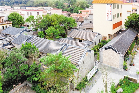 潮連人才島盧國(guó)沾祖居以盧國(guó)沾先生曾居住的房屋為核心，將周邊的7間古民居一起建成小組團(tuán)文旅空間。