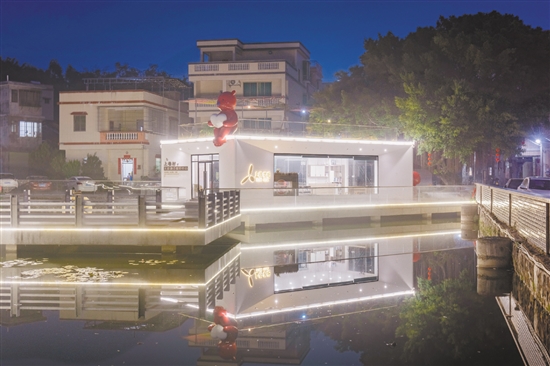 杜阮鎮(zhèn)上巷村是省首批“百千萬(wàn)工程”典型村。上巷書吧以清幽的環(huán)境吸引村民前來(lái)悅讀。