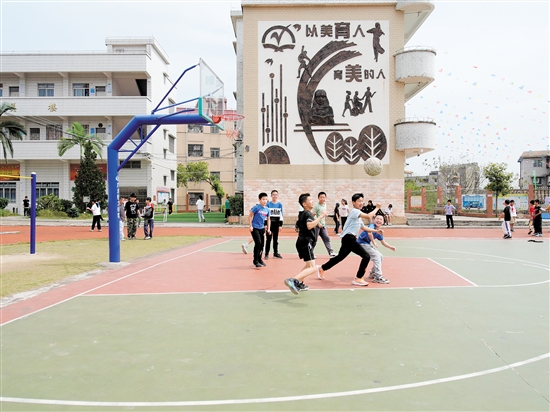 棠下鎮(zhèn)中心小學(xué)，課間不少學(xué)生來到操場(chǎng)打籃球。