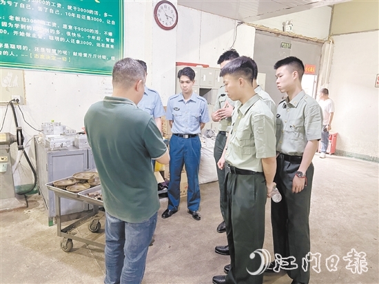 圣堂鎮(zhèn)組織退役軍人走進(jìn)企業(yè)參觀學(xué)習(xí)。