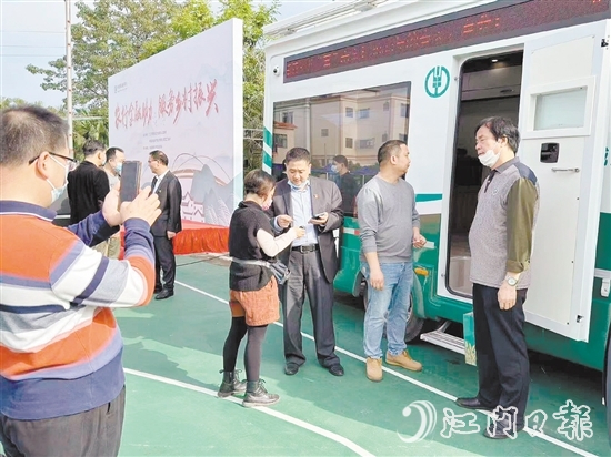 江門“振興號(hào)金融動(dòng)車”為市民提供金融服務(wù)。