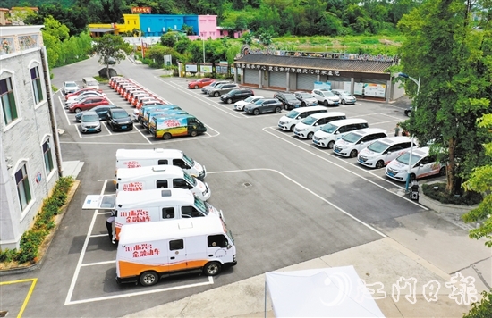 我市完成29輛江門“振興號(hào)金融動(dòng)車”改造工作，在全國首創(chuàng)“金融服務(wù)、政務(wù)服務(wù)、生活服務(wù)、電商服務(wù)”于一體的農(nóng)村金融移動(dòng)服務(wù)“江門模式”。