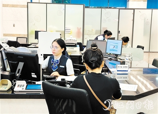 市民在銀行柜臺辦理房貸有關業(yè)務。