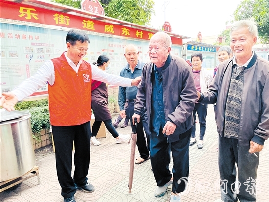 在李澤偉的引導(dǎo)下，威東村積極探索嵌入式養(yǎng)老服務(wù)體系。圖為李澤偉參加關(guān)愛老人志愿服務(wù)。