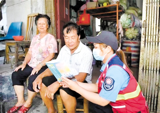 網(wǎng)格員開展入戶宣傳，及時捕捉基層“弱信號”，通過“粵平安”云平臺上報(bào)。