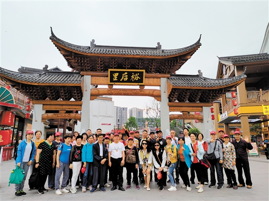 “湘”遇郴州首發(fā)團在裕后街合影留念。