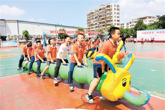 發(fā)展小學(xué)陽光心理節(jié)上，學(xué)生們玩起了團(tuán)隊游戲。