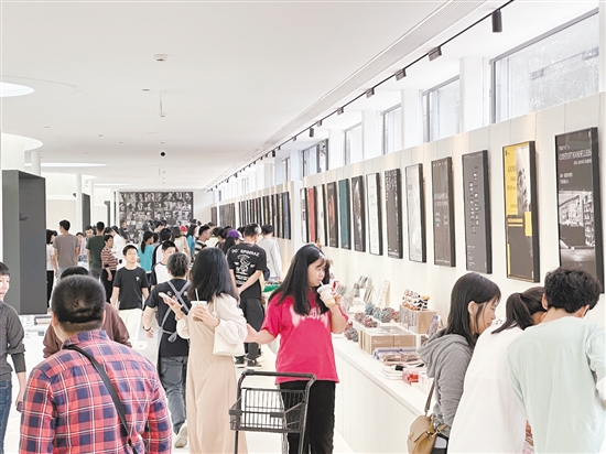 先鋒書(shū)店把華南首店開(kāi)進(jìn)開(kāi)平市塘口鎮(zhèn)強(qiáng)亞村，打造田野邊的“精神糧倉(cāng)”。
