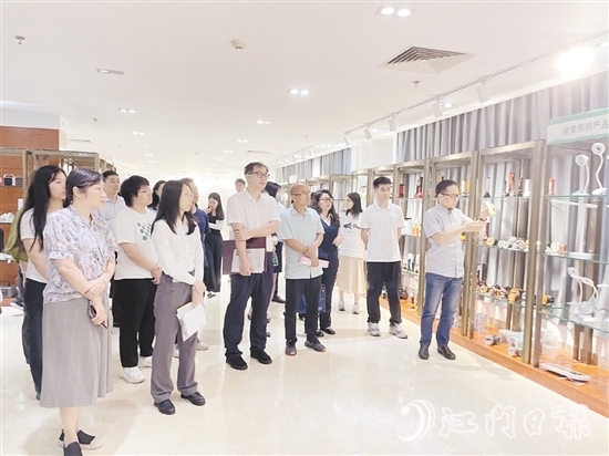 會(huì)后江門金融系統(tǒng)代表參觀小崧股份。