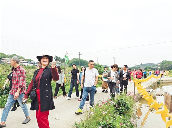 游客在三泉灣僑文化基地游玩，欣賞周邊美景。