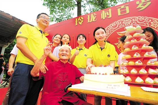 董淑猛（前排左一）、徐娜（豎大拇指者）等人為梁如旺老人慶祝百歲生日。