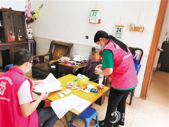 家庭醫(yī)生團隊上門為居民進行體檢服務。