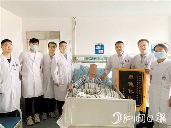 康復(fù)出院前，84歲老人和家屬為醫(yī)護(hù)人員送上錦旗。