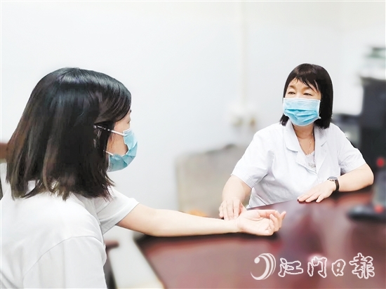 醫(yī)生在為病人看診。