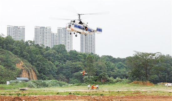 三地消防部門共出動(dòng)60余輛消防車、4只搜救犬、1架直升機(jī)、245名消防員參加演練。圖為直升機(jī)進(jìn)行物資投送和傷員轉(zhuǎn)運(yùn)演練。