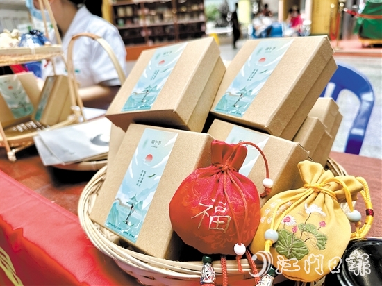 端午前后，暑熱濕毒、蚊蟲(chóng)滋生，家中放些香囊，可辟邪防疫。
