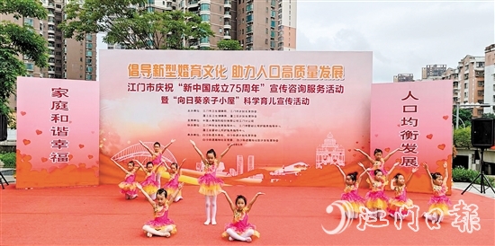 活動(dòng)現(xiàn)場(chǎng)有別開生面的文藝匯演。