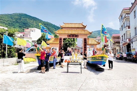 各參賽隊(duì)伍請(qǐng)出龍船，為參加海上龍舟賽進(jìn)行訓(xùn)練。