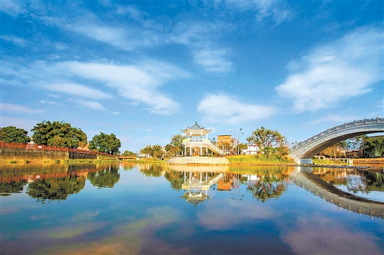 宅梧鎮(zhèn)靖村村依托紅色農(nóng)旅資源，打造省級紅色旅游目的地。水美鄉(xiāng)村項目和半島公園為該村增添了一道美麗風景。宅梧鎮(zhèn)供圖