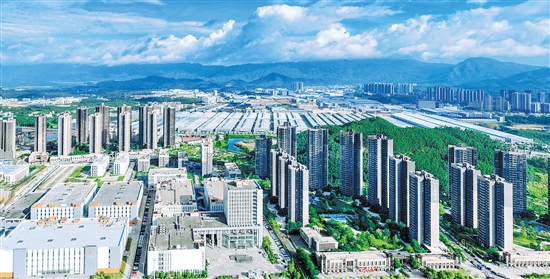 鶴山工業(yè)城（共和鎮(zhèn)）錨定創(chuàng)建省級樣板中心鎮(zhèn)、美麗圩鎮(zhèn)省級示范樣板的目標任務(wù)，不斷優(yōu)化城鎮(zhèn)配套服務(wù)。共和鎮(zhèn)供圖