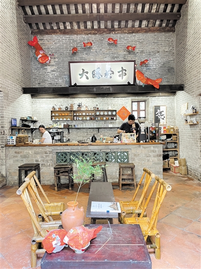 不少“咖啡創(chuàng)客”把門店開進獨具古韻的老屋里，賦予了咖啡新的價值與內(nèi)涵，受到了消費者的喜愛。