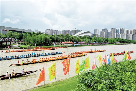 蓬江區(qū)棠下鎮(zhèn)龍舟競(jìng)渡在天沙河濱江新區(qū)河段舉行。江門(mén)日?qǐng)?bào)記者
