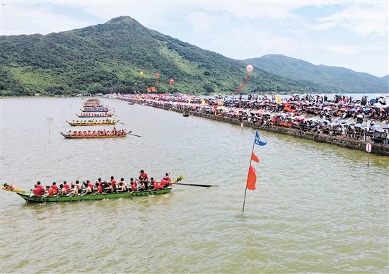 臺(tái)山市川島鎮(zhèn)下川島第六屆龍舟賽在下川島略尾社區(qū)大灘圍龍舟基地舉行，群“龍”戲水，海上龍舟賽盡顯臺(tái)山魅力。甘文海