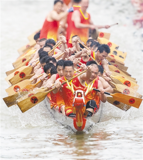 江海區(qū)禮樂(lè)各坊龍舟為了在競(jìng)渡時(shí)發(fā)揮到極致，在端午節(jié)前訓(xùn)練時(shí)也是竭盡全力。江門(mén)日?qǐng)?bào)記者