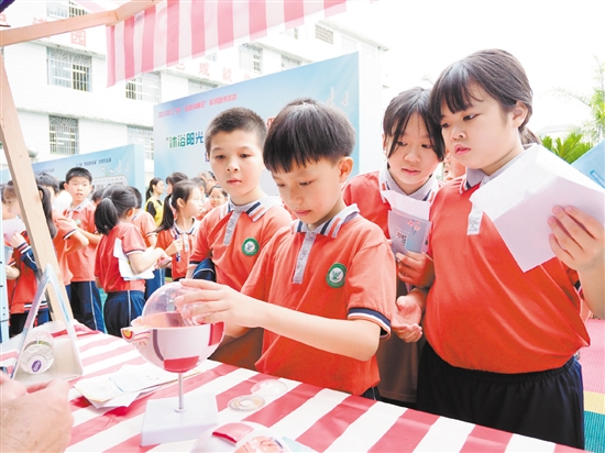 學生們在游戲互動中學習愛眼護眼知識。
