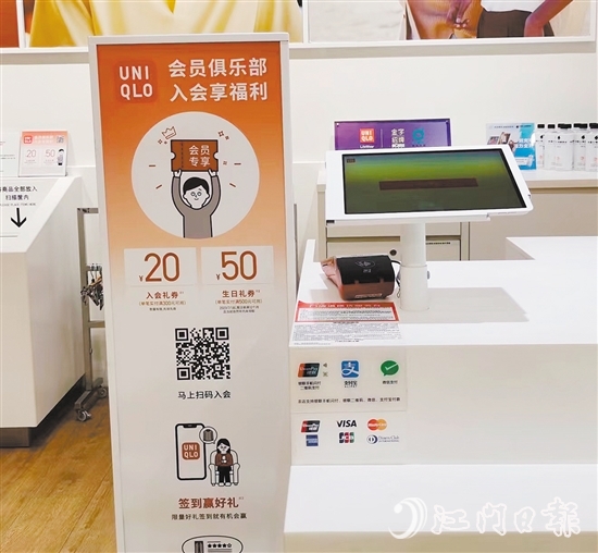 多家商戶張貼可受理外卡標(biāo)識(shí)。