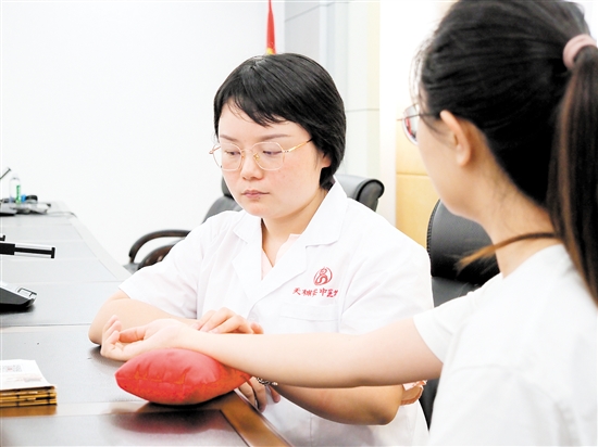 中醫(yī)師為在場(chǎng)職工進(jìn)行中醫(yī)體質(zhì)辨證。