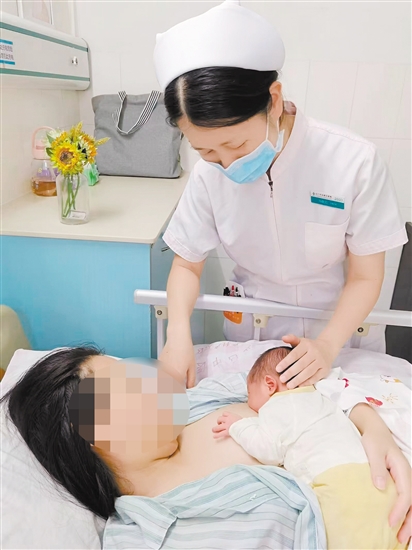 新生兒早接觸、早吸吮，可有效降低產(chǎn)婦生理性乳脹的發(fā)生率。