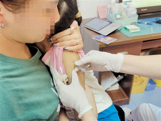 醫(yī)護(hù)人員為孩子接種脊灰滅活疫苗。