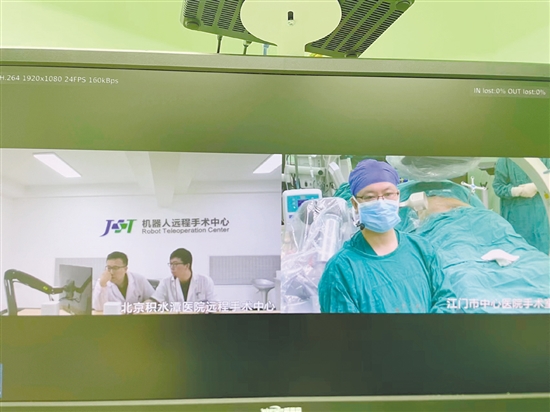 利用5G通信技術，手術團隊與千里之外的專家實時溝通。