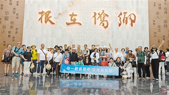 深圳旅游團到中國僑都華僑華人博物館參觀。