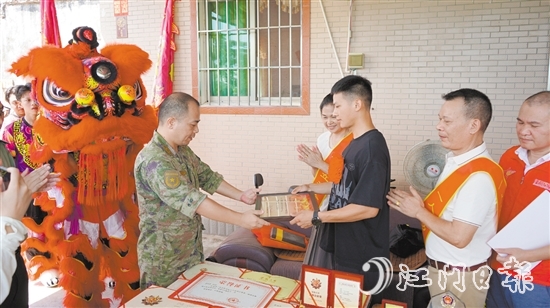 喜報(bào)小分隊(duì)將三等功喜報(bào)送到立功軍人梁斌華手中。