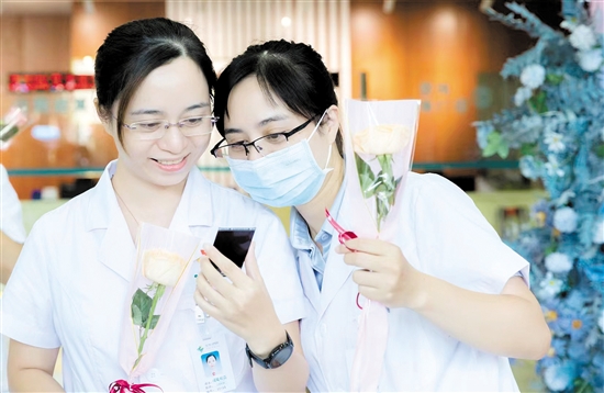 孿生姐妹花共守“醫(yī)”心，守護人民健康。