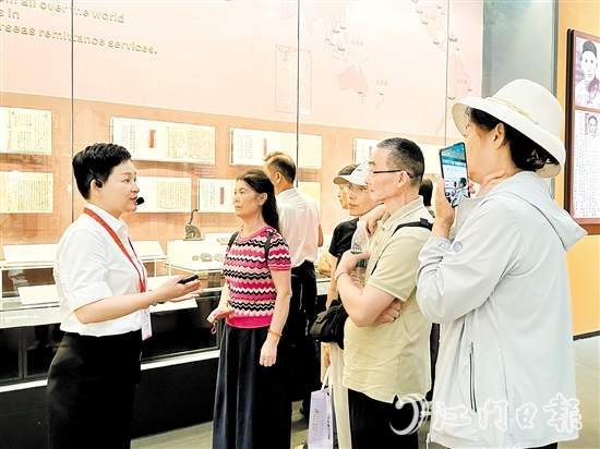 深圳游客參觀中國僑都華僑華人博物館。