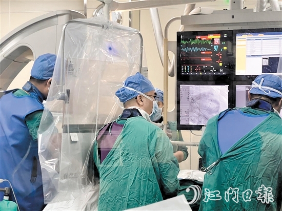 通過經(jīng)導管主動脈瓣置換術（TAVR）中。